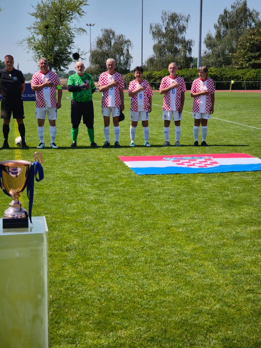 Hrvatska selekcija s pobjedničkim peharom i medaljama